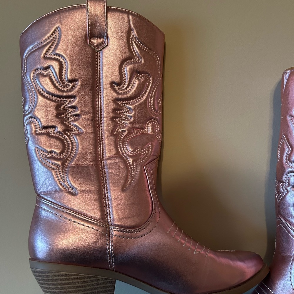 Metallic Pink cowgirl boots size 7